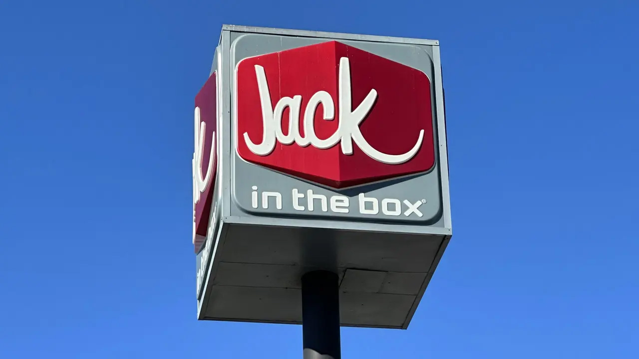 Scalding hot coffee thrown into fast-food manager’s face by angry customer, DA says — FOX 9 News — Gopher